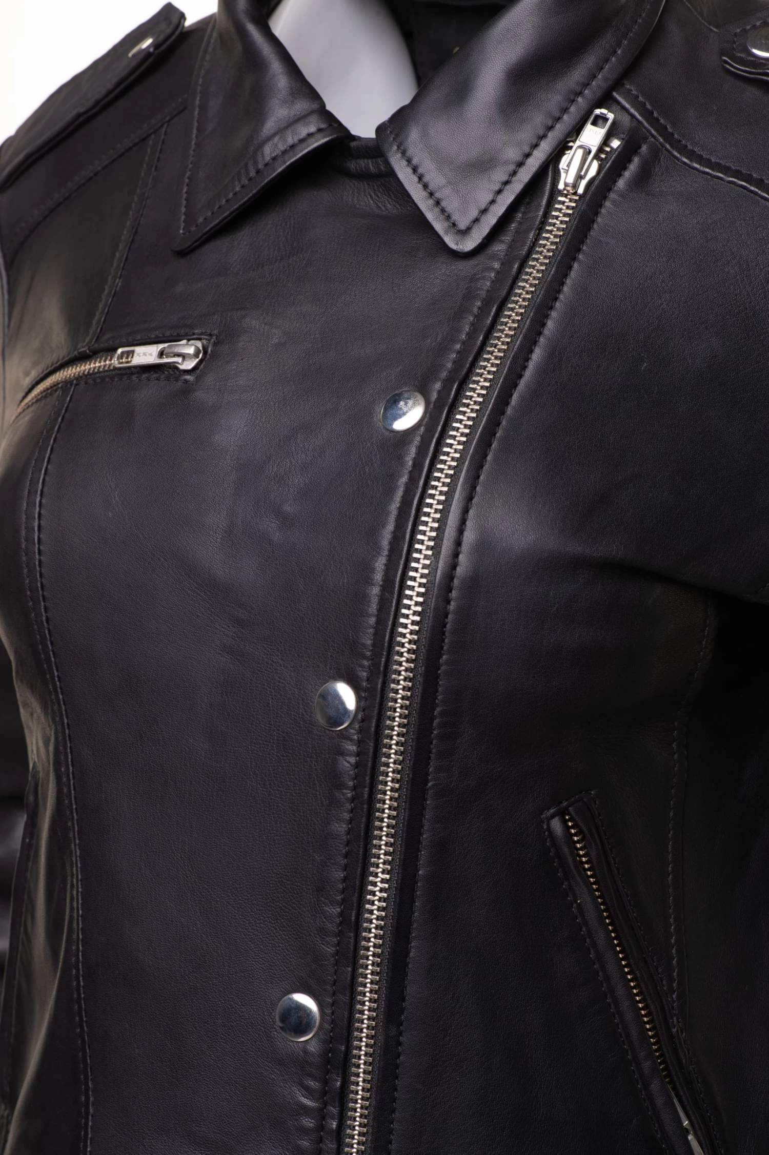 Aria Women's Cropped Leather Jacket With Snap Buttons Closure 6 Aria Women's Cropped Leather Jacket With Snap Buttons Closure - Image 4